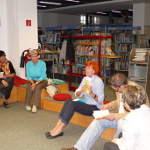 Treffen der Lesepaten 2014: Petra Lory gibt Buchempfehlungen für das Lesen für Ältere in Begegnungsstätten der Stadt und in den Einrichtungen der Stadtbibliothek.